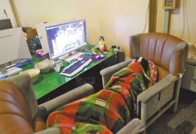 7旬老人露宿街头1年等儿子 岂料儿子就在百米外网吧